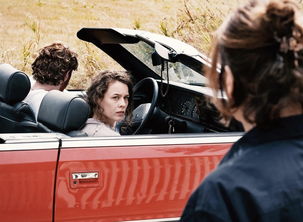 Дельфина порно актриса Күйеуі дастархан басында отырғанда, әйелі дәретханада сиқырланған.